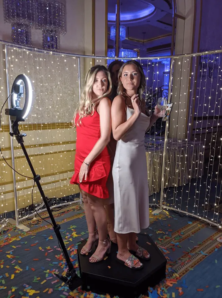 Person på 360° fotoboks platform